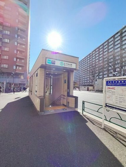 王子神谷駅（東京メトロ 南北線） 徒歩12分。