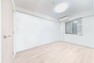 【洋室3】約6.5帖の洋室（3）。白い扉の向こうは広々ウォークイン・クローゼットです。※画像はCGにより家具等の削除、床・壁紙等を加工した空室イメージです。