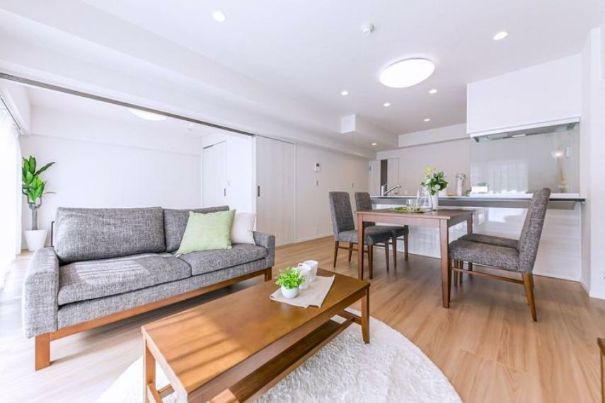 居間・リビング 落ち着いた印象のフローリングと木目ホワイト建具の組み合わせが、洗練された空間を作り出します。※室内の家具や調度品は、売買代金には含まれません。