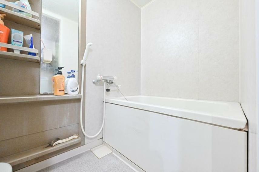 浴室 浴室　ユニットバスで日々のお掃除も楽々！換気扇付きで、カビ防止にもなる嬉しい設備です。