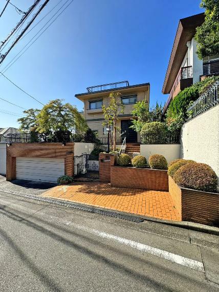 現況写真 周囲は穏やかな雰囲気の閑静な住宅街です。風景を圧迫するような高い建物などがないため街並み全体に開放感を味わえるエリアです。自然も残り、公園も近くにありますので子育てにもオススメです！