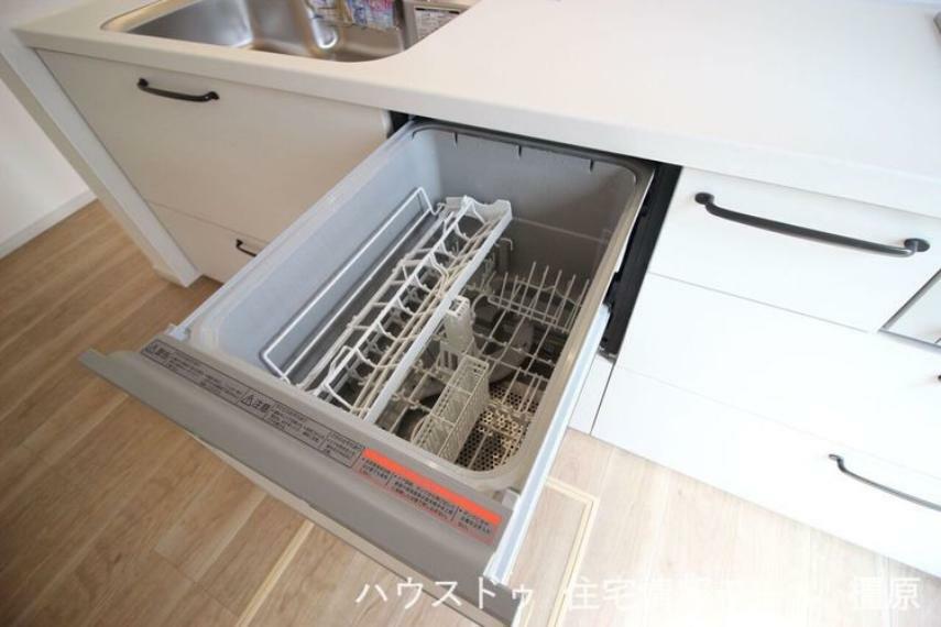 キッチン 食器洗浄乾燥機は、家事の負担を軽減します。高温のお湯と水圧で洗浄し、手洗いよりも清潔です