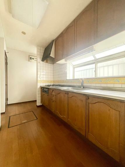 キッチン ■採光・換気にも有効な窓のあるキッチン！吊戸棚収納・床下収納も完備でスッキリした空間を保てます。