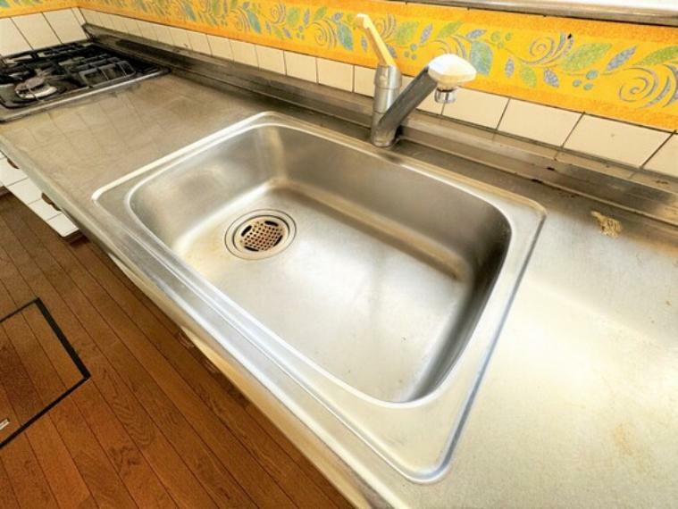 キッチン ■広めのシンクは、調理器具も洗いやすいです