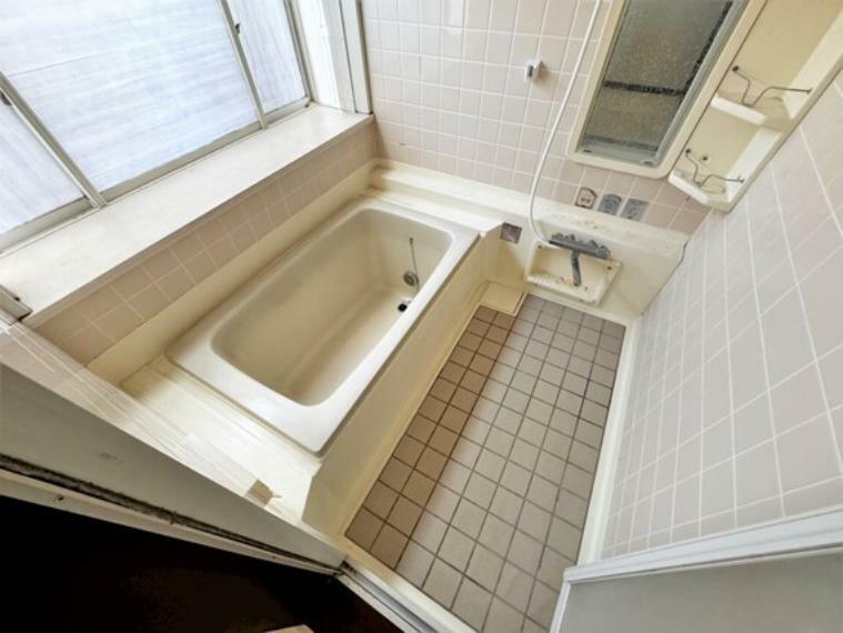 浴室 ■効率的な換気もでき自然と明かりを取り込む事が出来る窓の付いた明るい浴室