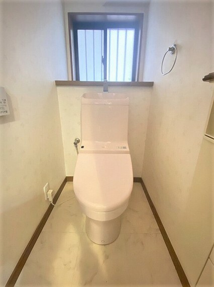 トイレ 【1階トイレ】温水洗浄機付でさらに快適なレストルーム