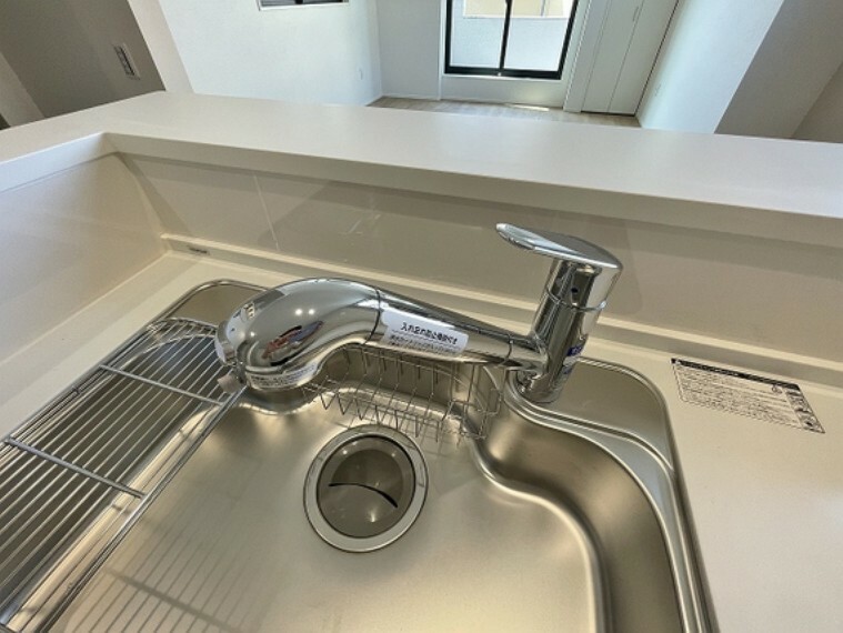 キッチン 浄水と原水に切り替えられる浄水器一体型水洗を使用。