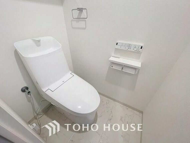 トイレ 「リフォーム済み温水洗浄便座付きトイレ」トイレは快適な温水洗浄便座付です。清潔感のあるホワイトで統一しました。いつも清潔な空間であって頂けるよう配慮された造りです。