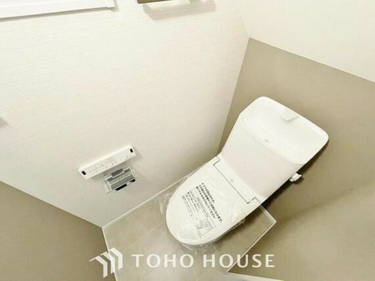 トイレ 「温水洗浄便座付きトイレ」収納が完備されたトイレは、清潔感のあるホワイトで統一しました。いつも清潔な空間であって頂けるよう配慮された造りです。