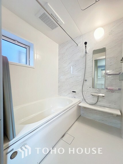 浴室 浴室乾燥機能付きのバスルーム