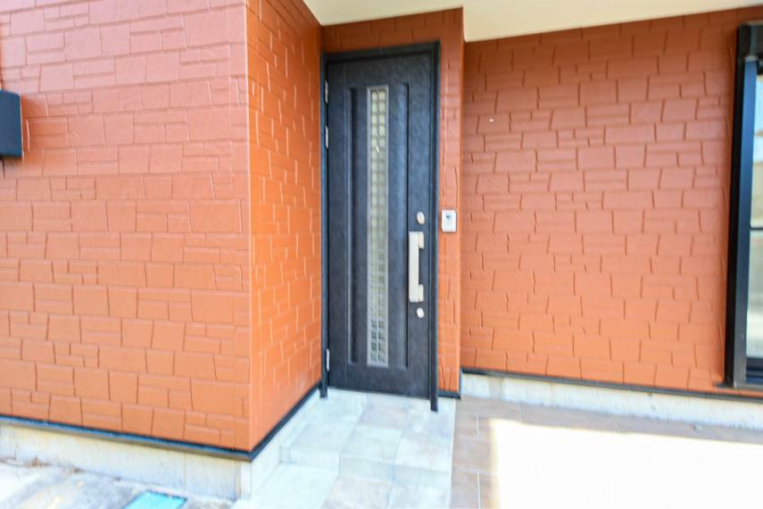 玄関 玄関はおうちの顔と言われます。玄関アプローチは、外観デザインの印象を左右します。ご家族の個性を出しながら、素敵な玄関でお客様をお迎えしてください。