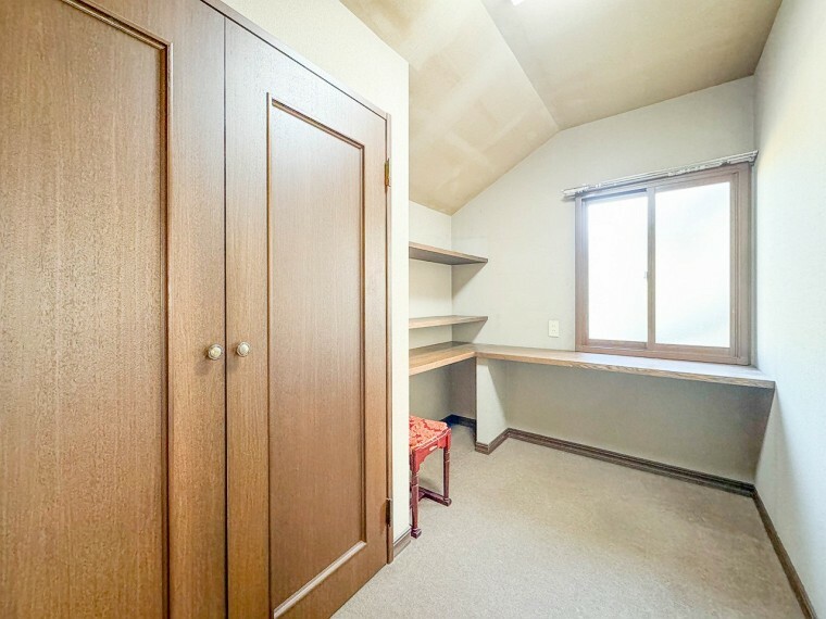 納戸でも、書斎としても使える3畳ほどの洋室です。