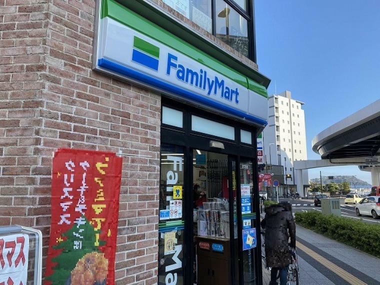 コンビニ ファミリーマート金沢八景駅前店（24時間営業ですので、急な買い物に便利です。）