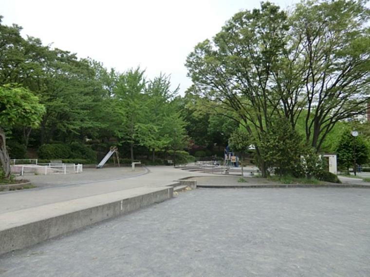 公園 野庭中央公園（ボール遊びなどができる広場、中型の遊具もあり、夏季開催の市営プールも併設しています。）