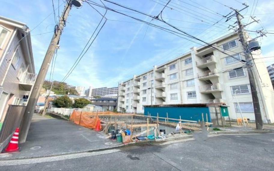 現況写真 《前面道路》　■車通りの少ない閑静な住宅街です。