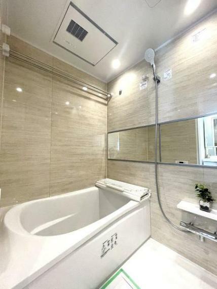 浴室 一日の疲れが癒され優雅なバスタイムを堪能できるゆとりあるバスルームです。浴室には浴室乾燥機も付いており、いつでも快適で心地の良いバスタイムを実現できます。