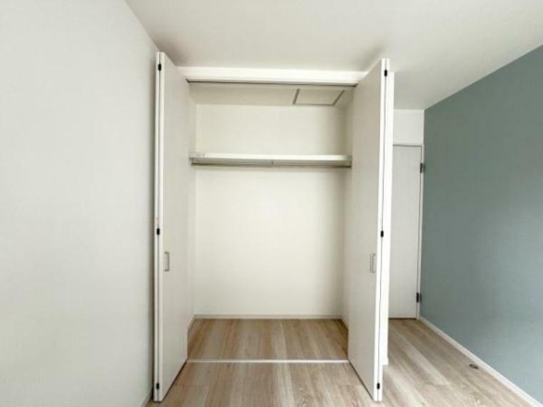 洋室収納。収納スペースを設けることで、お部屋を広く使うことができます。