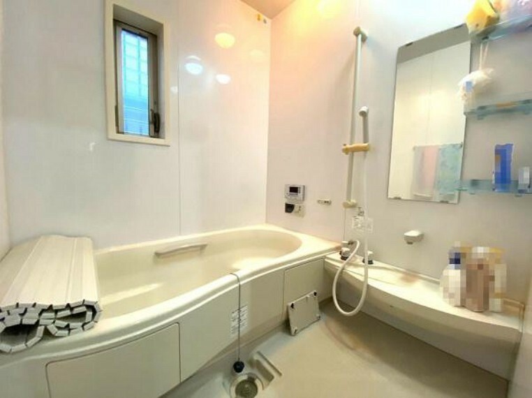 浴室 【浴室】 足を伸ばしてゆったりくつろげる広さのあるバスルーム！ 小窓付きで自然換気も可能！