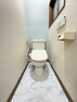 トイレ 【トイレ】 小窓付きで自然換気も可能な奥行のある個室トイレです。