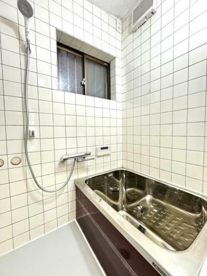 【浴室】<BR/>シンプルなデザインの浴室。<BR/>自然換気可能な小窓付きです