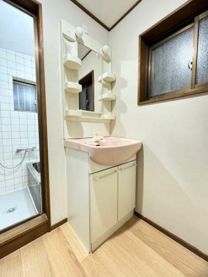 浴室 【洗面台】 小窓がある洗面化粧台