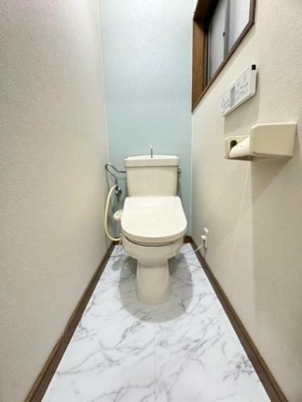 【トイレ】<BR/>小窓付きで自然換気も可能な奥行のある個室トイレです。