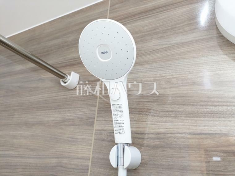 A号棟　シャワーヘッド　【昭島市緑町2丁目】 浴室のシャワーは手元で止水ができるスイッチ付シャワーヘッドにより、さらに節水効果がアップします。　