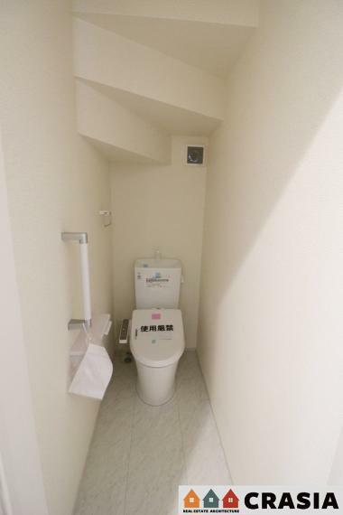 トイレ 1階トイレです。快適な温水清浄便座付。いつも使うトイレだからこそ、こだわりたいポイントです（2024年4月撮影）