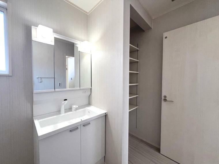 洗面化粧台 幸手市上高野（全6区画）B号棟　洗面室　三面鏡と収納扉という機能性を兼ね備えたデザインで鏡前もスッキリ片付きます。
