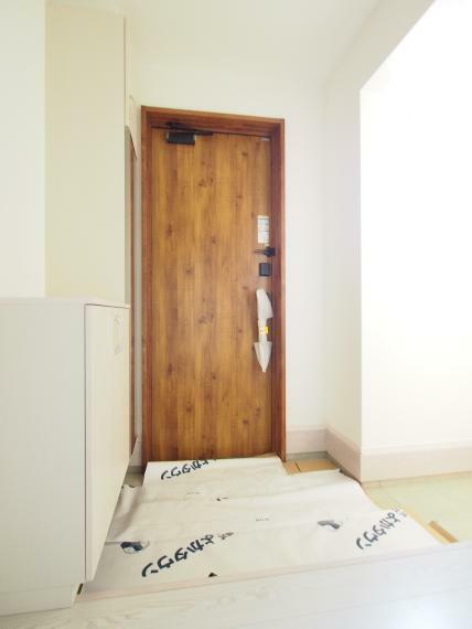 玄関 玄関ドアはカードキーで開け閉めラクちん。 大容量の可動式シューズボックス完備です。