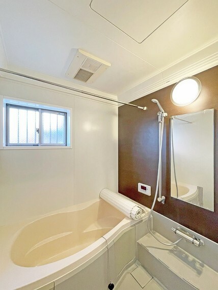 浴室 明るく風通しも良い浴室は、毎日の疲れを洗い流すリラックス空間。