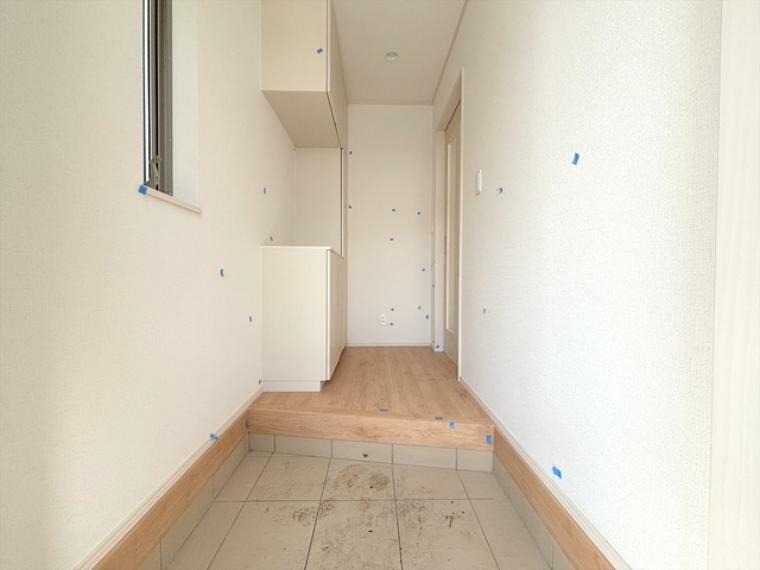 明るく開放感のある玄関です。 ■日野市日野台1　新築一戸建て■