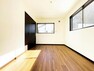 寝室 2面採光を確保した室内は、明るく風通しも良く、大変居心地の良い空間となっております。
