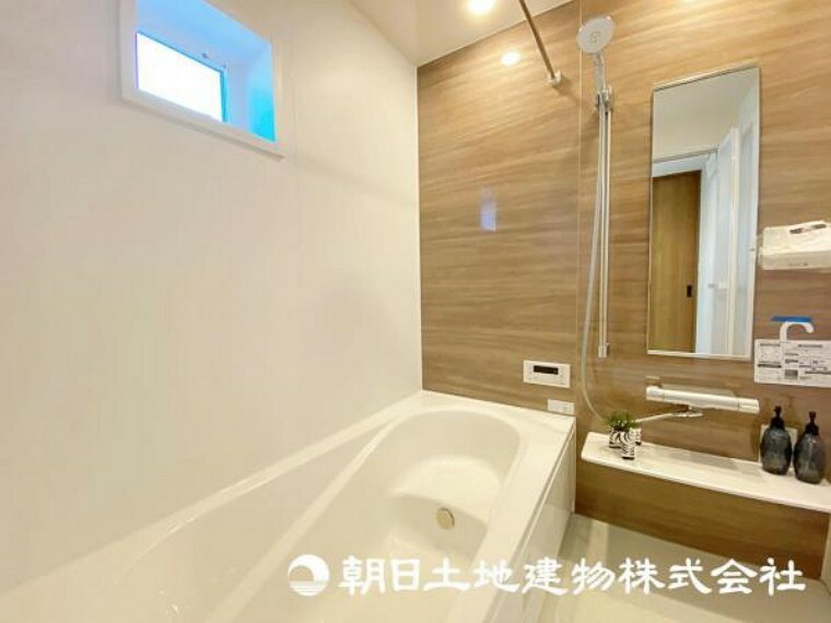浴室 浴室乾燥機が湿気をしっかりと取り除き、快適なバスタイムを保証します。