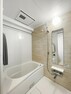 浴室 【多機能なユニットバス】多機能なユニットバスが快適なバスタイムを提供。贅沢な設備でリラックスしながら、日々の疲れを癒すことができます。家族全員が心地よい空間を共有できる一つの魅力です。