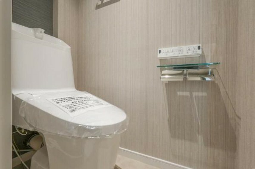 白を基調としたウォシュレットトイレは清潔感あるプライベート空間を演出します。