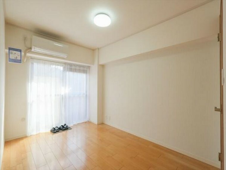 寝室 窓からたっぷりと陽光が注がれる、明るく快適なプライベート空間となっております。