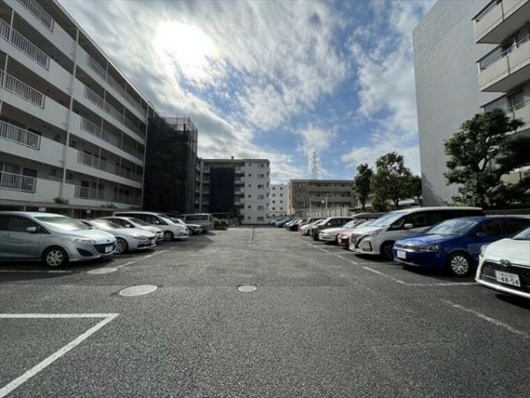 駐車場 建物につながる駐車スペース。重い荷物や大きな荷物の出し入れも安心です。