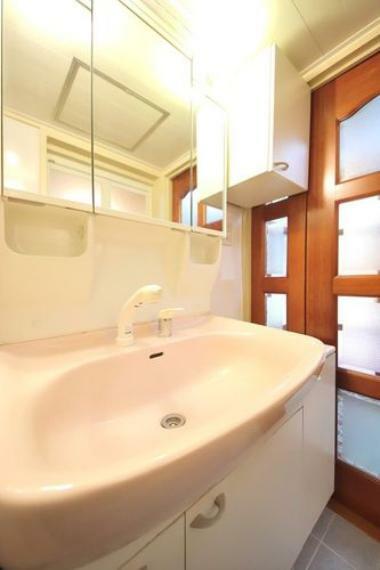 洗面化粧台 使いやすい三面鏡付のシャワー水栓の洗面台。収納力もあるので、日用品をストックするにも良いですね。