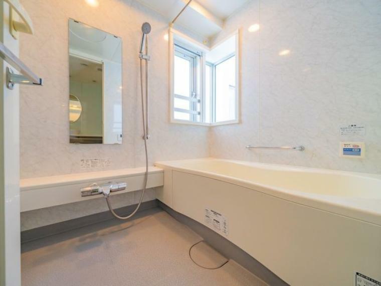浴室 浴室には窓付き。湿気を逃がしやすいため、浴室を清潔に保ちやすく、お掃除もしやすいですね。