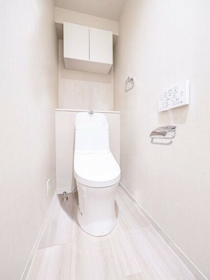 トイレ（画像はCGにより家具等の削除、床・壁紙等を加工した空室イメージです）。上部には吊戸棚を設け、収納面にも配慮。