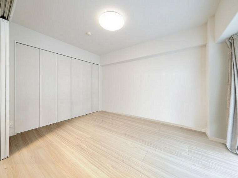 洋室（3）（画像はCGにより家具等の削除、床・壁紙等を加工した空室イメージです）。大型のクローゼットを備えております。