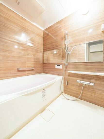浴室 ユニットバス（画像はCGにより家具等の削除、床・壁紙等を加工した空室イメージです）。追焚機能・浴室乾燥機付きです。