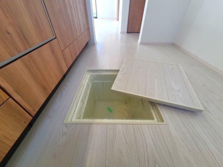 床下収納　小さな間口で床下スペースを有効に使用できます。