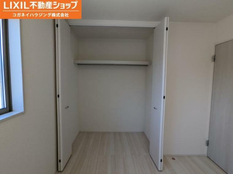 収納 収納も各部屋にございます。パイプハンガー付いてますので、コートやスーツなども楽々収納可能です。