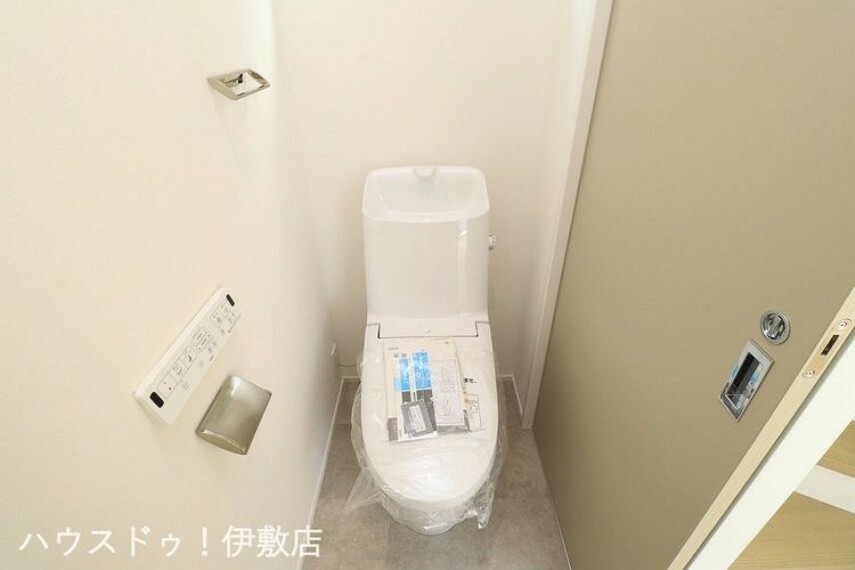 トイレ 【1Fトイレ】ウォシュレット機能付きトイレです タオルリングやペーパーホルダーも完備です