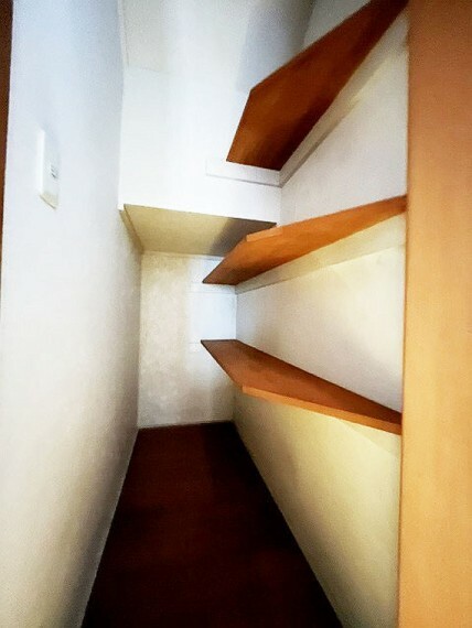 収納 1階階段下収納付きで広々住空間。。