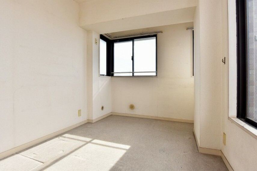バルコニーに面した洋室は、自然光を取り込みやすい2面採光のお部屋になります。