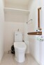 トイレ 立ち座りなどの動作の補助に効果的な手すり付きのトイレ。温水洗浄便座付きで快適空間。