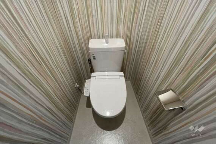 トイレ 【トイレ】お手洗いはシンプルかつコンパクトです。壁のクロスがアクセントになっております。